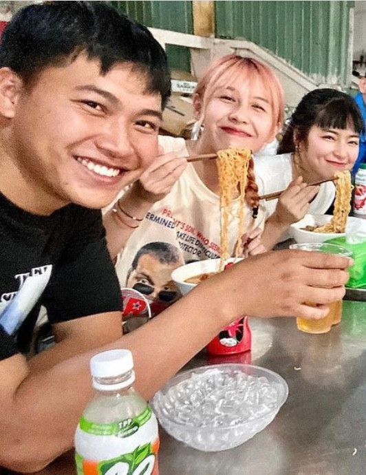 Hai cô gái quay lại quân ngũ được đãi mì gói