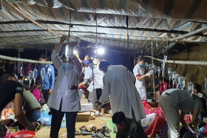 Nhân viên y tế có mặt để điều trị cho các bệnh nhân. Ảnh: Đ.X./Zing