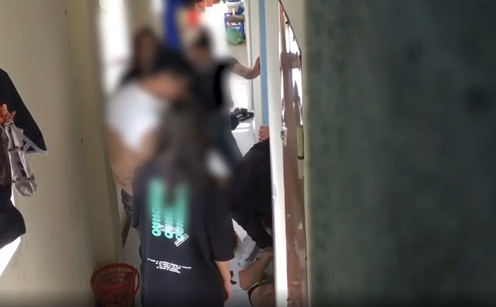 Mặc dù bị bắt tại trận, thế nhưng cặp đôi vẫn lớn tiếng khiến người xem vô cùng bức xúc.