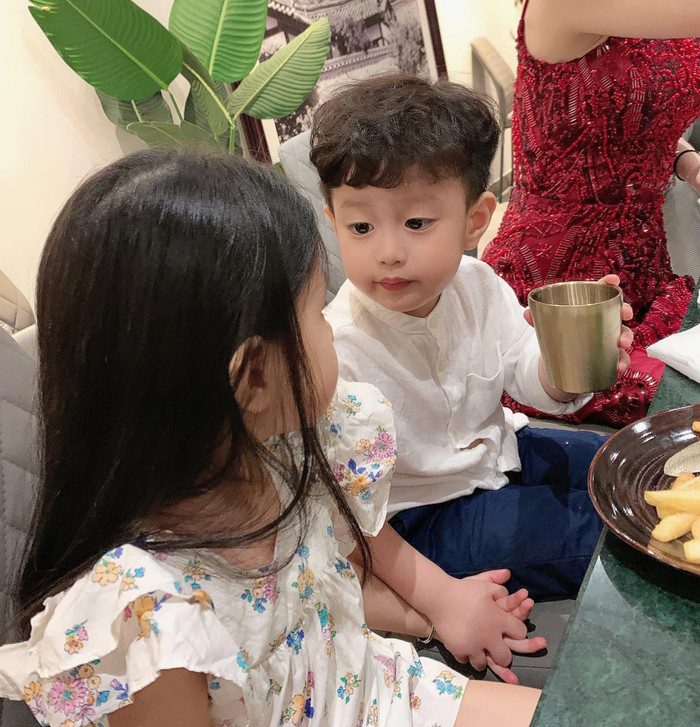 Khoảnh khắc cậu bé vừa uống nước vừa nắm chặt tay bạn gái kèm theo đó là gương mặt chăm chú nhìn cô bạn khiến ai nấy đều phải bật cười thích thú