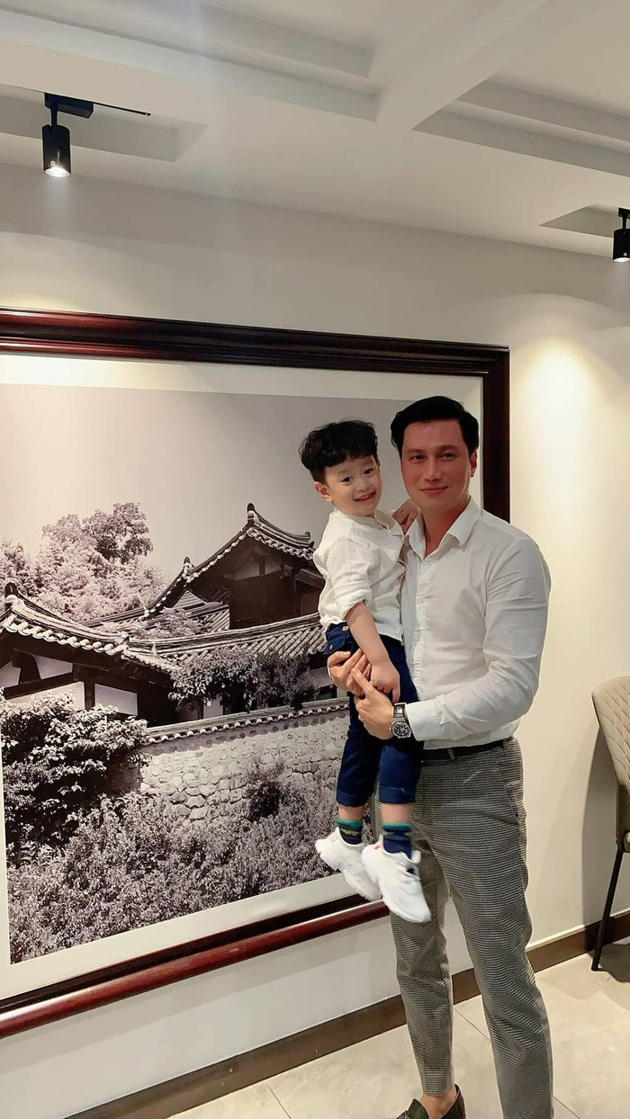 Con trai Việt Anh được nhận xét là 'mê gái' giống bố
