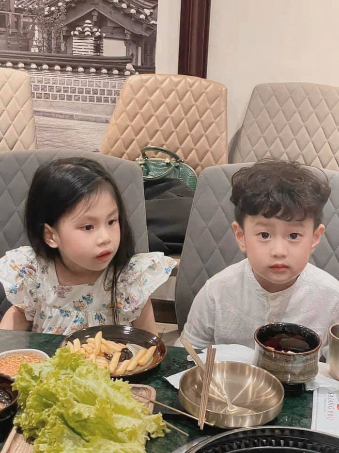 Trong ảnh, bé Đậu Đậu ngồi bên một bạn nữ vô cùng xinh xắn