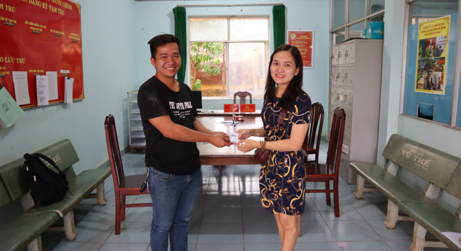 Nhặt được vàng trên vỉa hè, chị Thảo Nguyên báo công an tìm và trả cho người mất Ảnh: Thanh niên