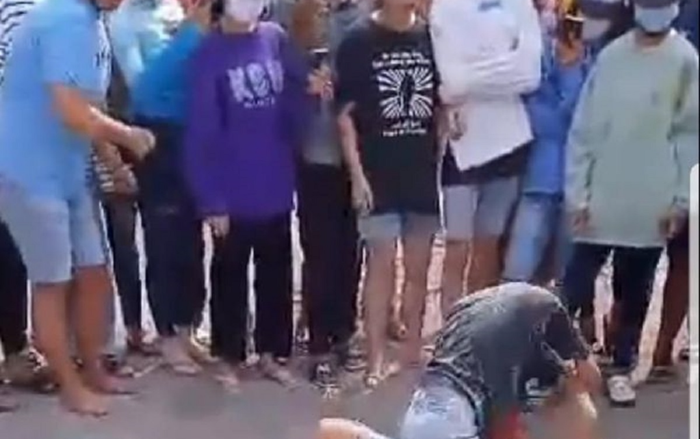 Vụ 2 nữ sinh Kiên Giang đánh nhau túi bụi ở bãi đất trống: Công an truy tìm nhóm người cổ vũ Ảnh 2