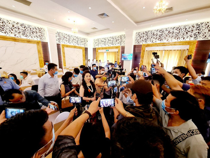 Rất đông cơ quan báo chí và các YouTuber đến hội trường. Ảnh: TTO