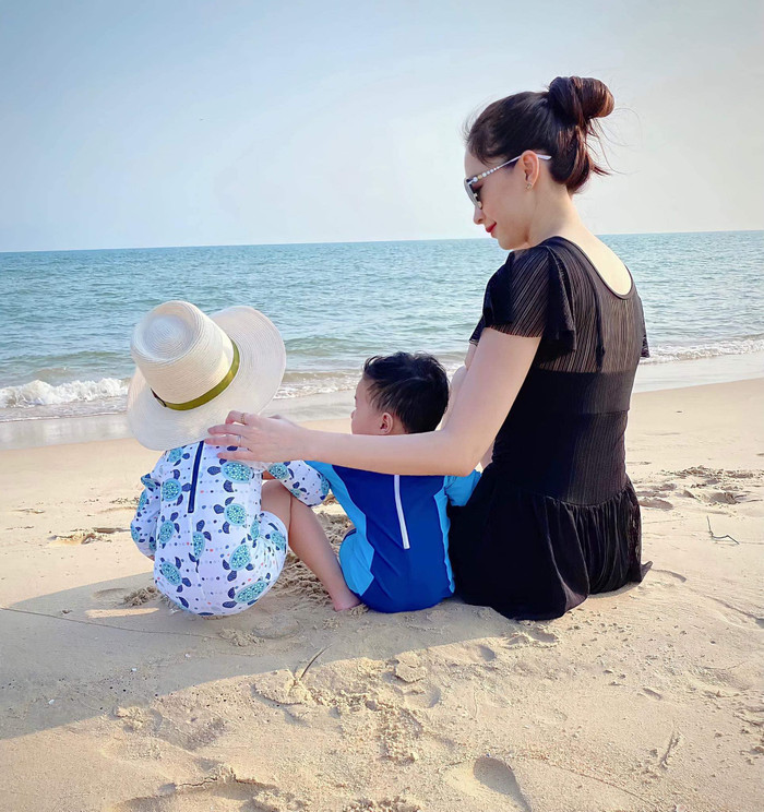 Hình ảnh 3 mẹ con Hoa hậu Đặng Thu Thảo qua ống kính của chồng vô cùng đáng yêu và ngọt ngào