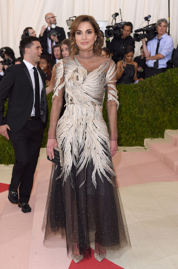 Thậm chí sức hút thời trang của Hoàng hậu xứ Jordan còn được ekip của Met Gala  mời bà đến cho bằng được tham gia buổi lễ vào năm 2016. Nữ hoàng diện nguyên cây đồ đến từ Valentino