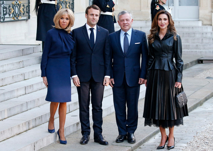 Mặc đồ da Ermanno Scervino và xách một chiếc túi của Louis Vuitton -set đồ hoàn hảo của bà hoàng xứ Jordan tại một sự kiện tại Pháp năm 2019 khiến các tín đồ đánh giá cao về gu thẩm mỹ của bà