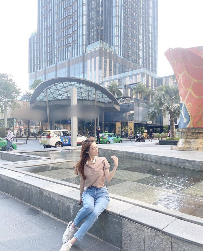 Nguyên văn dòng chia sẻ của bà xã Trường Giang: 'Ai chụp lén tui đó, đầu tuần làm việc hết công suất nha cả nhà ơi'. 