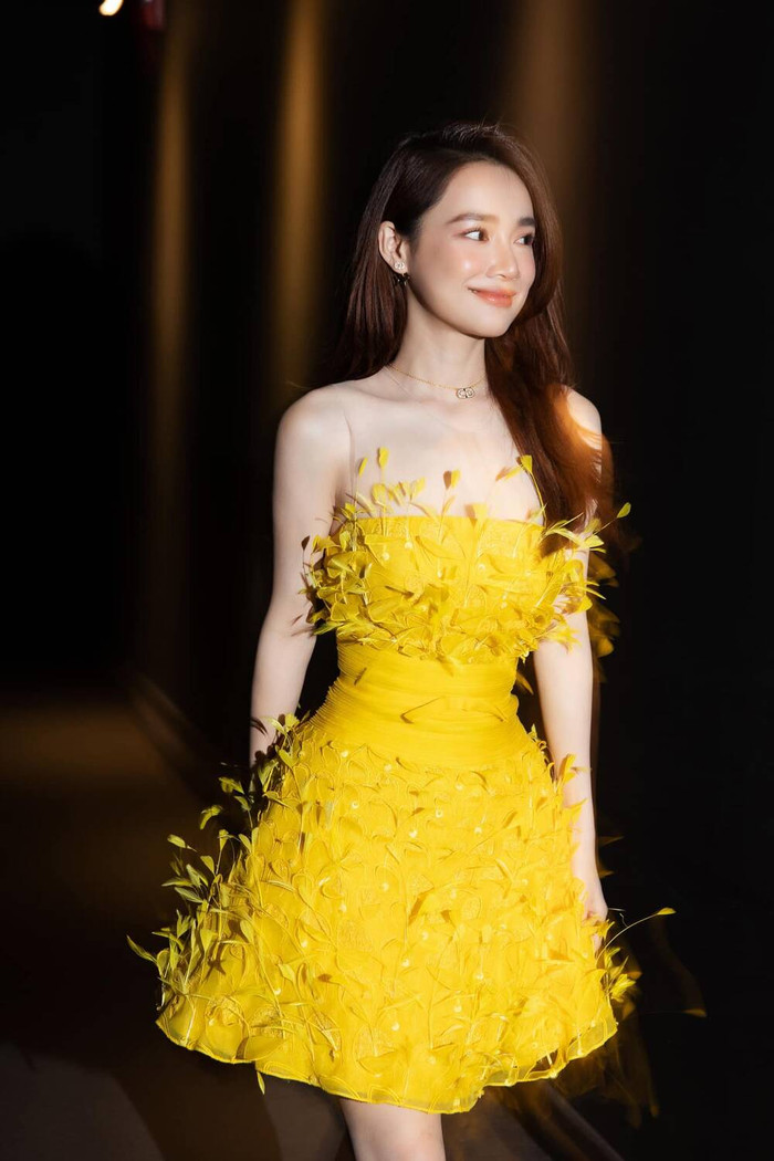 Đây là một chiêu mà các nàng hoàn toàn có thể áp dụng, bởi góc nghiêng 2/3 thường sẽ làm gương mặt trong thon hơn, các đường nét lộ rõ trên màn ảnh. 