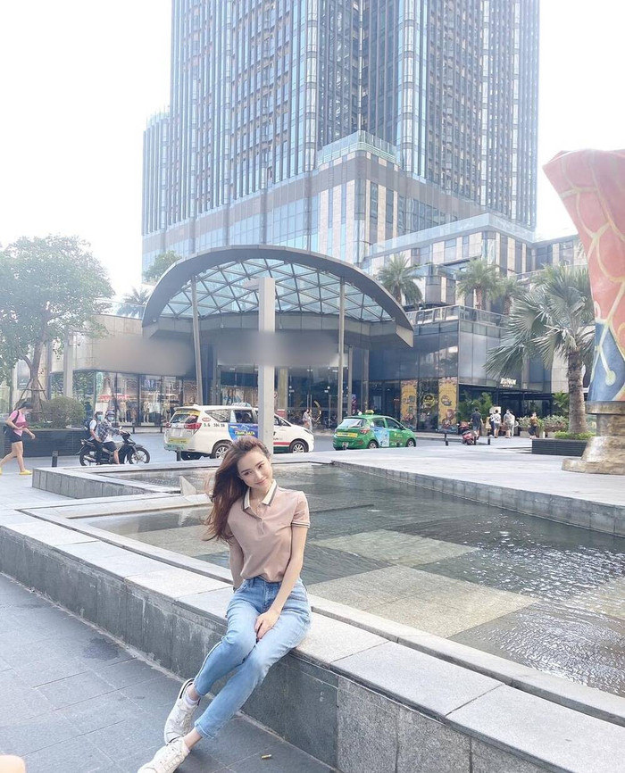 Dù phần cánh tay khẳng khiu có thể phải nhận nhiều ý kiến trái chiều, nhưng không phủ nhận, gương mặt tao nhã của Nhã Phương đã làm sáng bật khung hình.