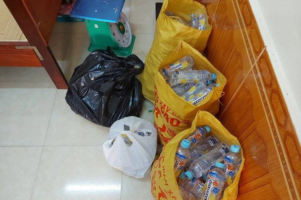 Các em học sinh có biểu hiện đau bụng sau khi uống nước miễn phí phát ngoài cổng trường