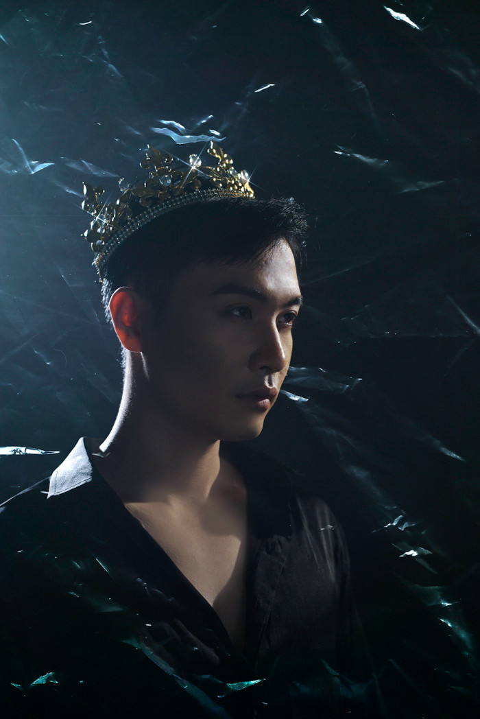 Phạm Anh Duy (The Voice) khác lạ trong MV mới, ẩn dụ độc đáo trên nền nhạc điện tử ma mị Ảnh 1