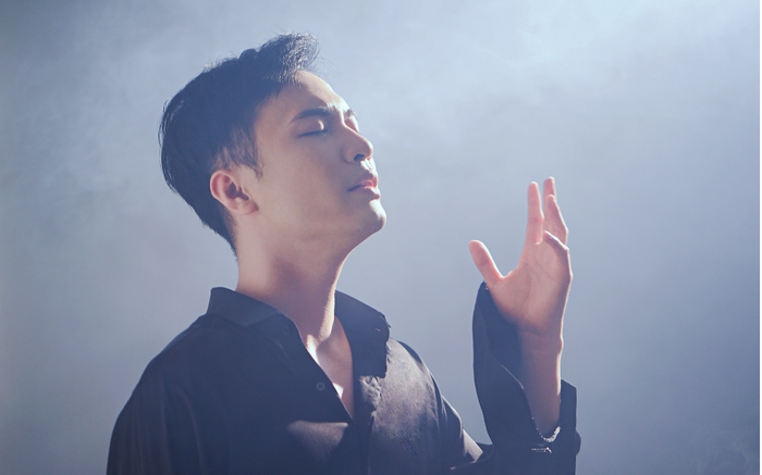 Phạm Anh Duy (The Voice) khác lạ trong MV mới, ẩn dụ độc đáo trên nền nhạc điện tử ma mị Ảnh 2