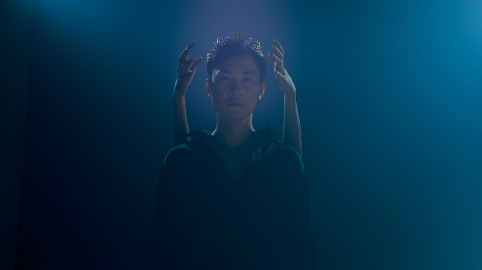 Phạm Anh Duy (The Voice) khác lạ trong MV mới, ẩn dụ độc đáo trên nền nhạc điện tử ma mị Ảnh 5