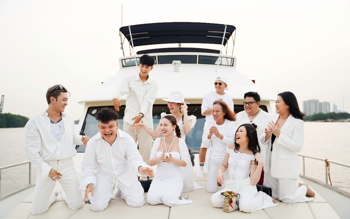 Trịnh Tú Trung mừng tuổi mới trên du thuyền sang trọng cùng Yến Trang, Yến Nhi, Vương Khang Ảnh 2