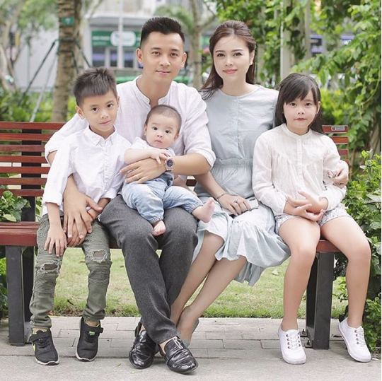 Hot mom Hằng ''Túi'' với cùng chồng kiến trúc sư và các con