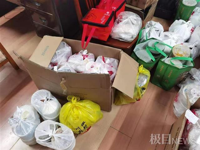 Cô Wang choáng váng gì người thân gọi tới hơn 2.000 món đồ ăn.