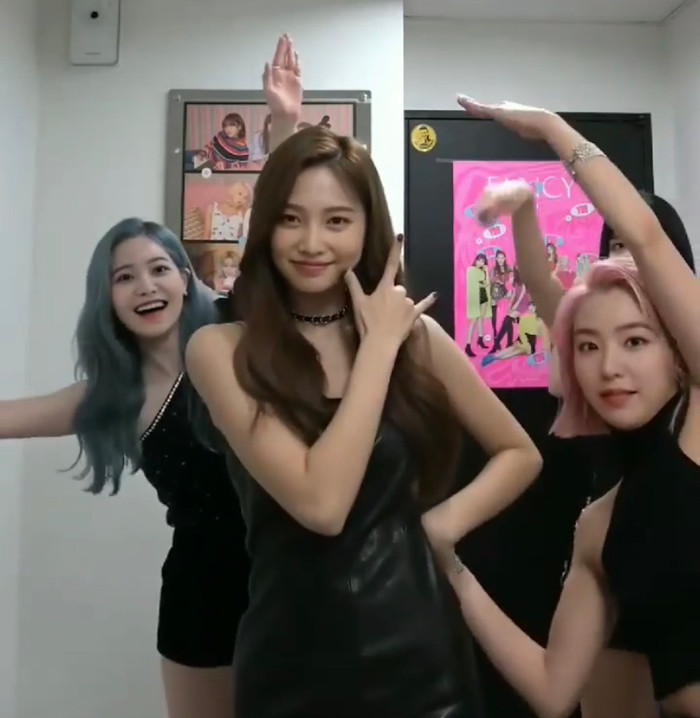 Da Hyun, Tzuyu và Chae Young trong phiên bản Yeri, Joy và Irene (Red Velvet) nhờ deepfake.