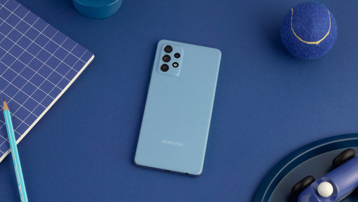 Samsung Galaxy A72 có 4 camera sau. Mặt lưng của máy có thiết kế khá tối giản. Ảnh: Android Authority