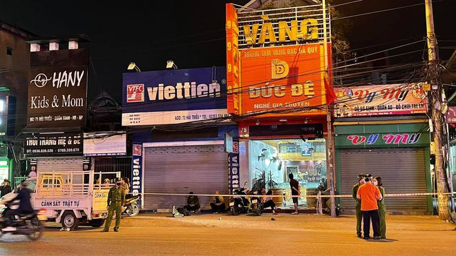 Lực lượng công an phong tỏa tiệm vàng Đức Đệ.