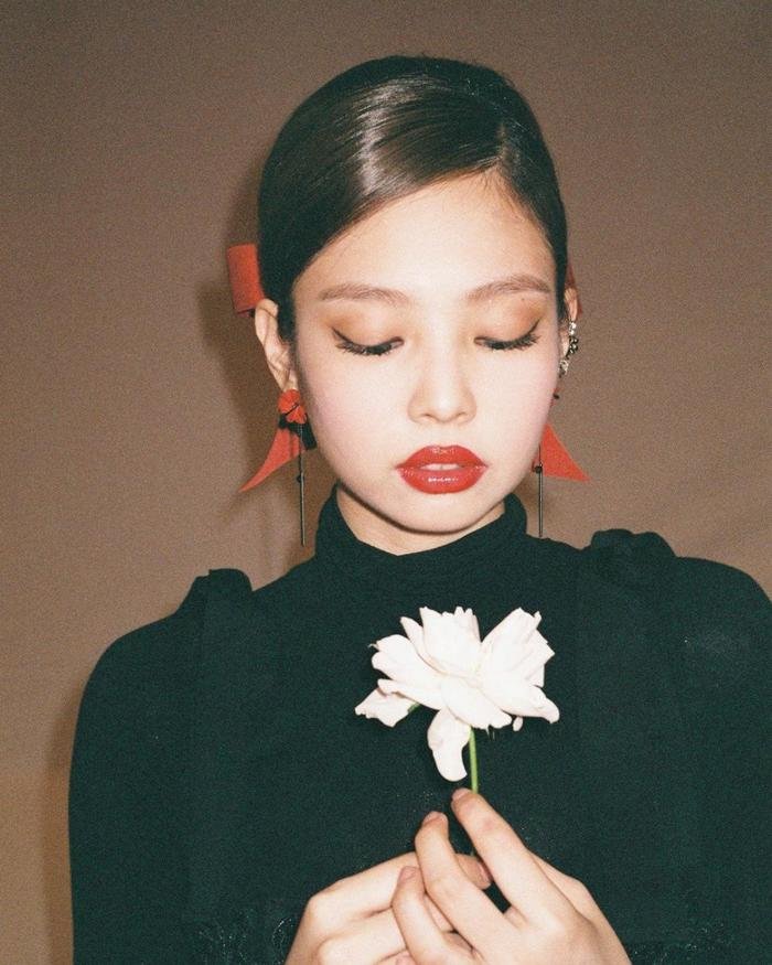 Jennie (BlackPink) 'chơi bạo' dùng hai màu lens khác nhau: 'Chất chơi người dơi' là đây Ảnh 2