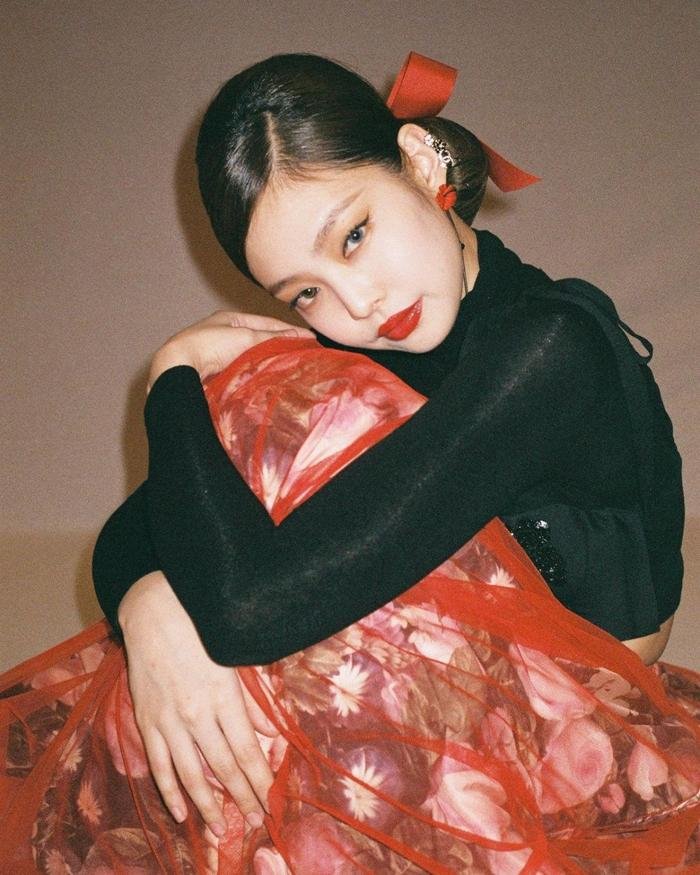 Jennie (BlackPink) 'chơi bạo' dùng hai màu lens khác nhau: 'Chất chơi người dơi' là đây Ảnh 1