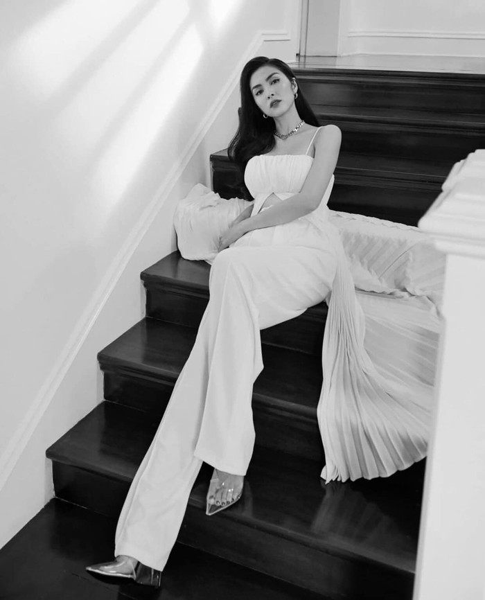Bà mẹ bỉm sữa xinh đẹp của showbiz Việt trong hình ảnh mới nhất của mình khi khoác lên set đồ trắng kín đáo, thanh tao