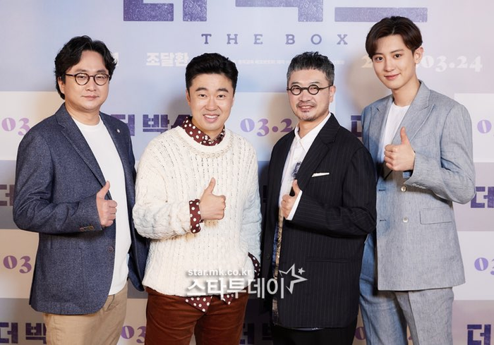 Chanyeol cùng các diễn viên khác và ê-kíp.