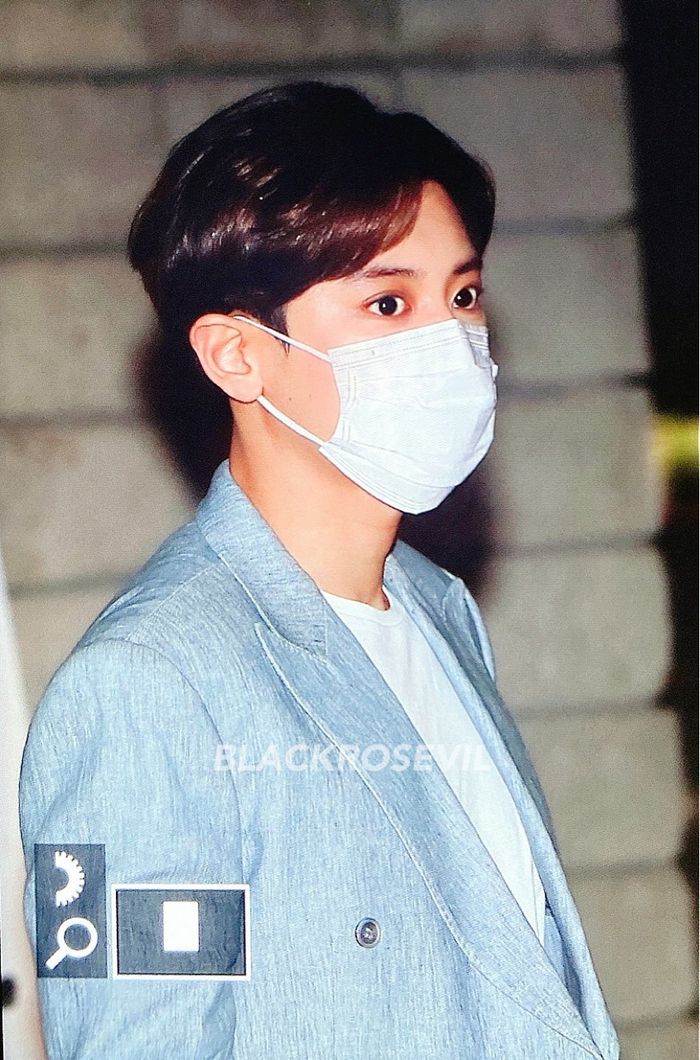 Các fansite cũng ghi lại được rất nhiều hình ảnh của Chanyeol ở bên ngoài khu vực tổ chức sự kiện.