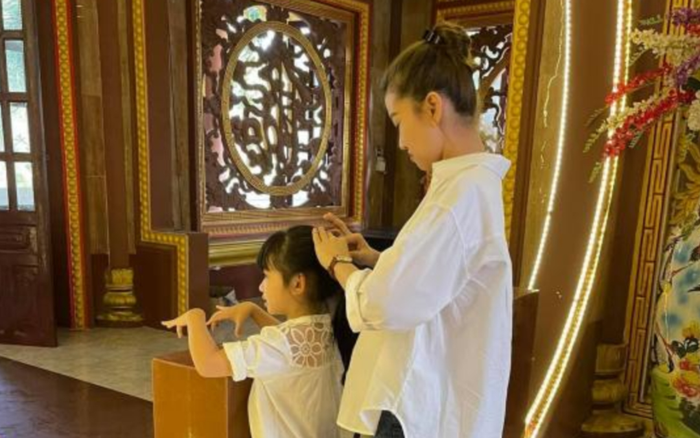 Con gái Mai Phương đi viếng mẹ, lời khấn nguyện khiến ai nghe cũng xúc động Ảnh 2