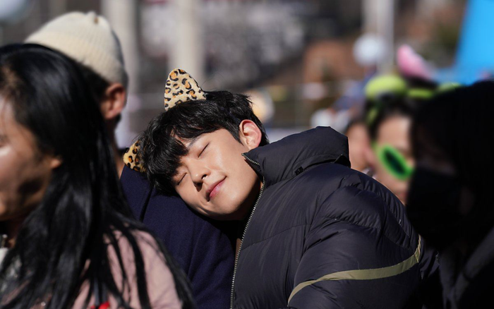 Song Joong Ki và Kim Sung Cheol xấu hổ sau khi 'tán tỉnh' nhau trong 'Vincenzo' Ảnh 2