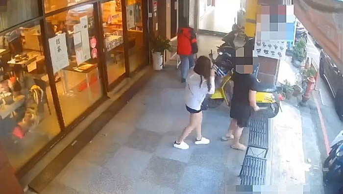 Anh Hoàng cầm dao lao vào cửa hàng, định xử đẹp gã đàn ông kia. 