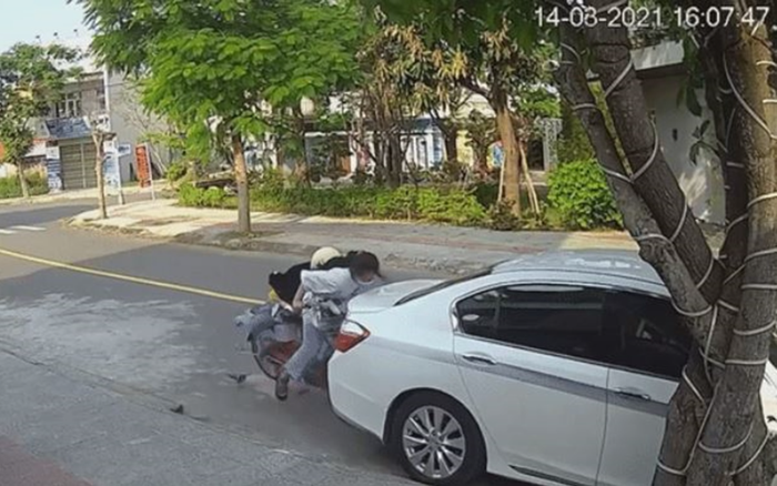 Clip: Mải mê 'hóng' chuyện, 2 nữ sinh đi xe đạp đâm sầm vào xe ô tô đậu bên đường Ảnh 2