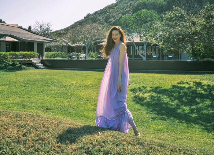 Bà mẹ bỉm sữa xinh đẹp bay bổng trong dáng váy tím mộng mơ giữa khung cảnh thiên nhiên 