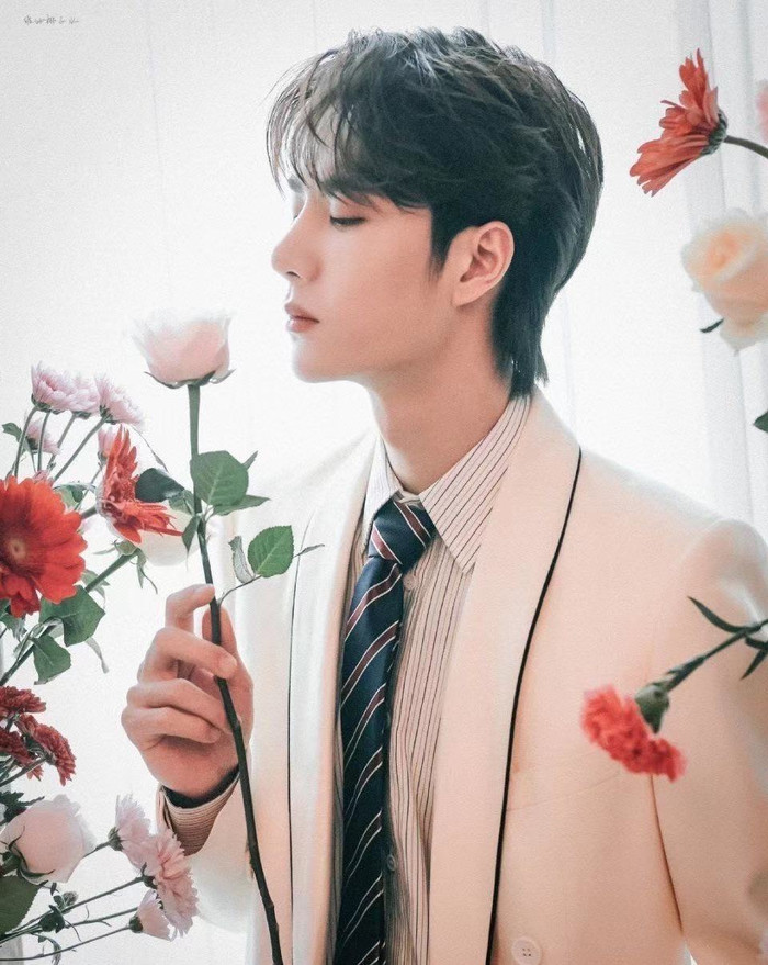 Vương Nhất Bác làm việc 25 tiếng liên tục.