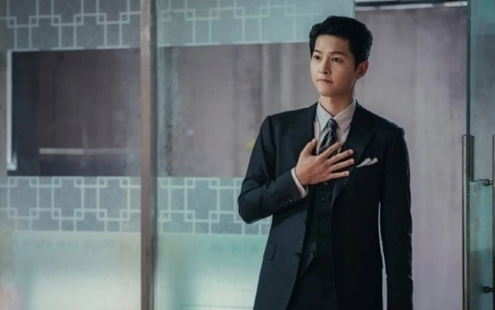 Song Joong Ki ở tuổi 37 trong 'Vincenzo': Không hề già đi so với thời đại học Ảnh 2