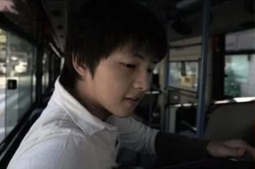 Song Joong Ki ở tuổi 37 trong 'Vincenzo': Không hề già đi so với thời đại học Ảnh 8