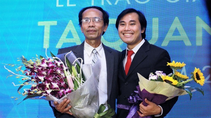 GS Phan Thanh Sơn Nam (bên phải)