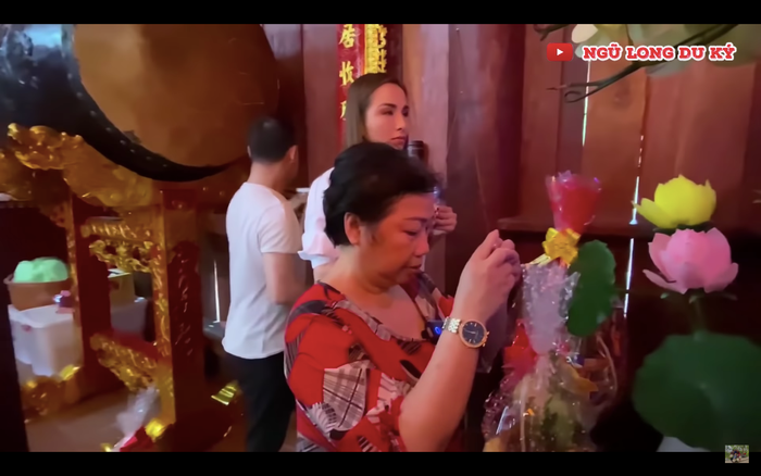 Diễn viên Phi Phụng khóc nghẹn, gửi lời xin lỗi đến Chí Tài khi đến viếng 100 ngày của cố nghệ sĩ Ảnh 2