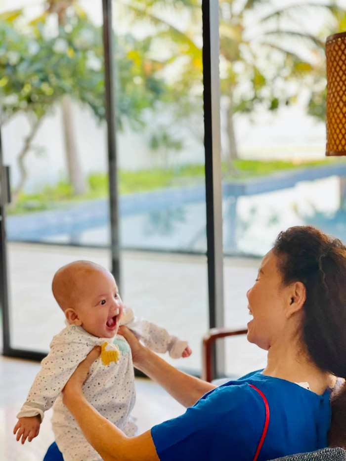 Khỏe đẹp tuổi U70, mẹ Hà Hồ khéo chăm 2 cháu sinh đôi cho vợ chồng Kim Lý trốn con đi biển Ảnh 10
