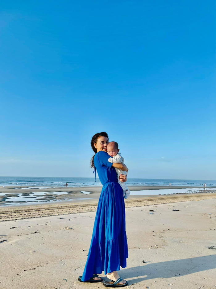 Khỏe đẹp tuổi U70, mẹ Hà Hồ khéo chăm 2 cháu sinh đôi cho vợ chồng Kim Lý trốn con đi biển Ảnh 9