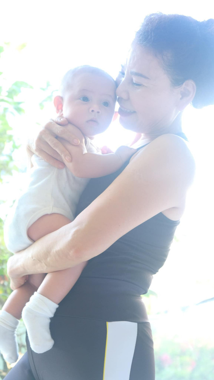 Khỏe đẹp tuổi U70, mẹ Hà Hồ khéo chăm 2 cháu sinh đôi cho vợ chồng Kim Lý trốn con đi biển Ảnh 8