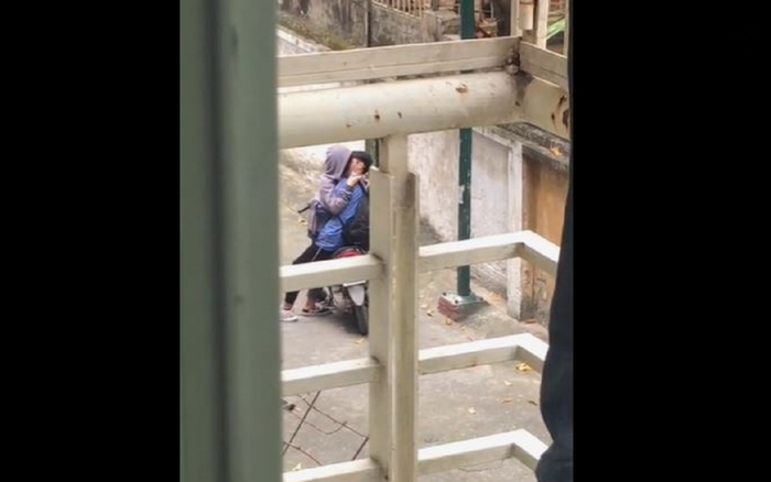 Clip: Cặp đôi học sinh mải mê hôn nhau giữa đường khiến nhiều người ngao ngán Ảnh 2