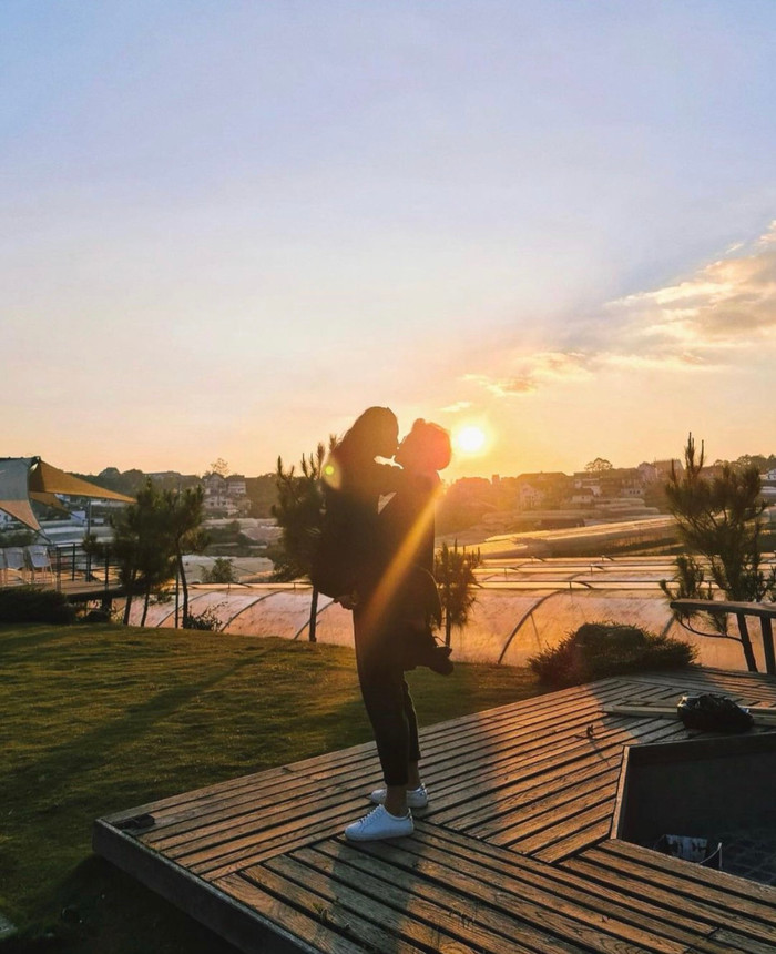 Bạn trai trẻ tuổi đăng lại tấm ảnh bế thốc Ngô Thanh Vân, đàn em không ngần ngại khen 'quá đẹp' Ảnh 3