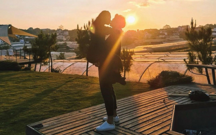 Bạn trai trẻ tuổi đăng lại tấm ảnh bế thốc Ngô Thanh Vân, đàn em không ngần ngại khen 'quá đẹp' Ảnh 2