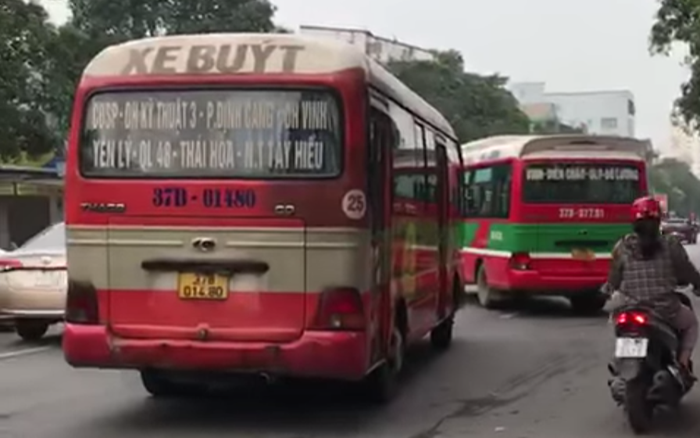 2 xe buýt chèn nhau giữa đường, clip ghi lại sự việc khiến nhiều người nóng mắt Ảnh 2