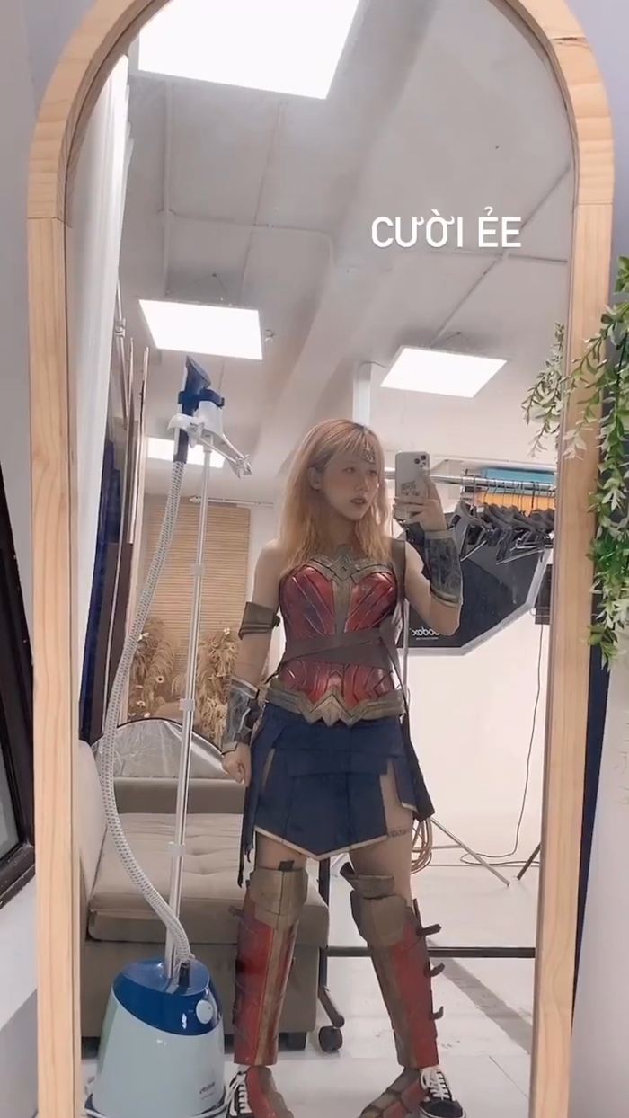 Điều đáng nói là Wonder Woman mà lại mang sneaker