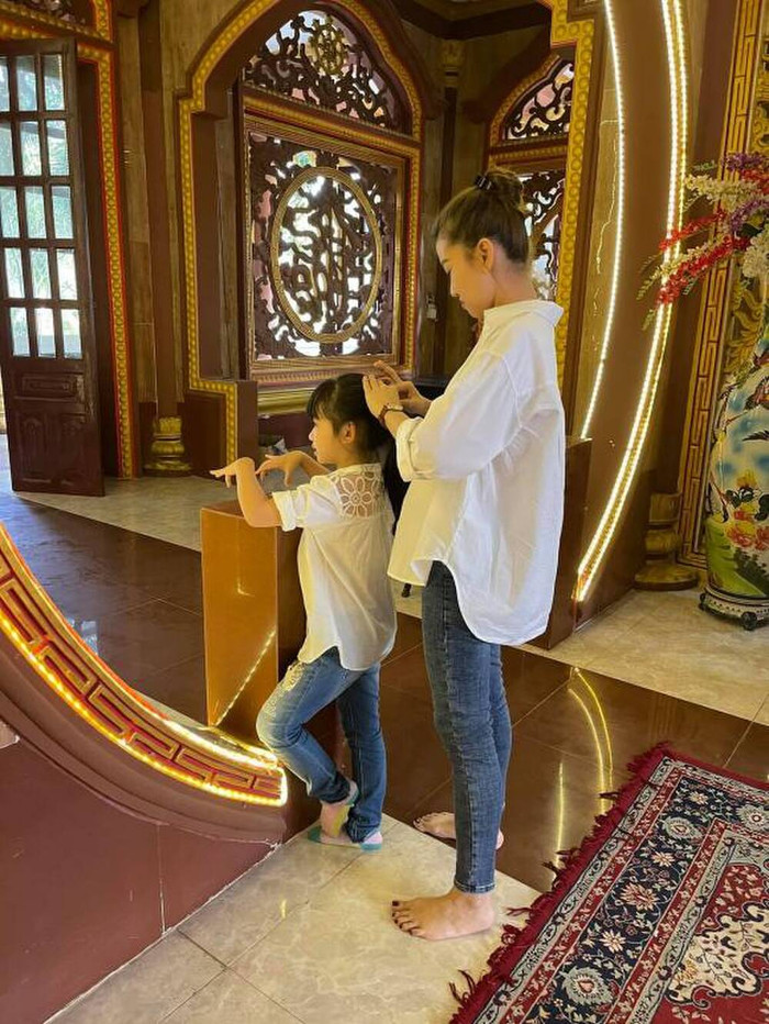 Nhân dịp giỗ đầu, Trương Bảo Như đưa con gái Mai Phương đi viếng mẹ, cô và mọi người đều khấn mong Mai Phương cầu nguyện cho bé Lavie được một đời bình an 