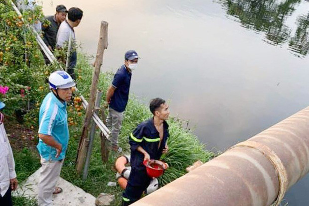 Lực lượng chức năng tổ chức tìm kiếm cô gái nhảy cầu tự tử. Ảnh Gia Đình
